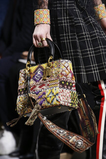Details Christian Dior , Details Dior Fall 2018 Ready-to-Wear , Детали показа Кристиан Диор , Детали показа Диор осень зима 2018 , Fashion show , неделя моды в Париже , PFW , Мария Грация Кьюри , Mainstyles